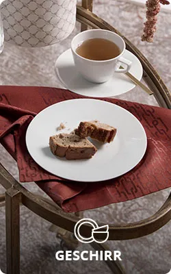 Geschirr. Glasbeistelltisch mit weißer Tasse mit Tee und Untertasse und Löffel, weißer Teller mit Kuchen und Textilien in Lilatönen