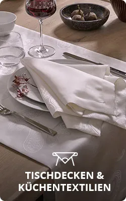 Tischdecken & Küchentextilien. Tisch mit cremefarbigem Tischläufer und Serviette,  weißes Geschirr, Besteck und Weinglas