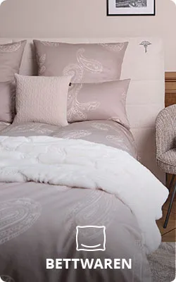 Bettwaren. Cremefarbiges Bett mit cremefarbiger Bettwäsche mit Paisley-Muster, 1 beiges Kissen und Decke