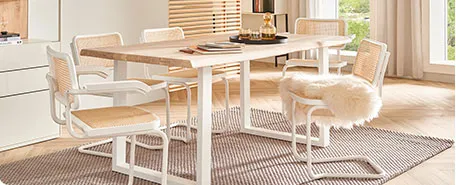 Esstisch mit Tischplatte aus Echtholz, Gestell aus Metall in Edelstahloptik, dunkelgraue Freischwinger 