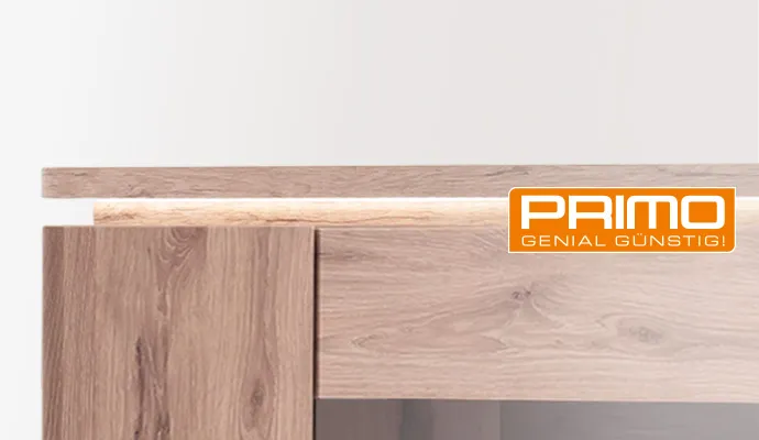 Primo, genial günstig. Nahaufnahme einer Holzkommode mit Beleuchtung