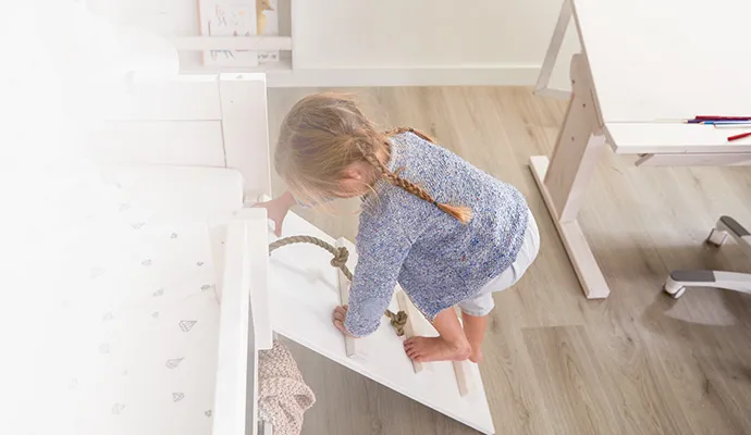 Mädchen klettert Bettleiter hoch