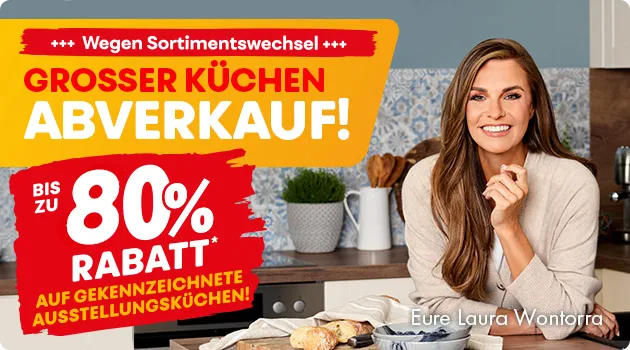 Wegen Sortimentswechsel, großer Küchenabverkauf. Bis zu 80% auf gekennzeichnete Ausstellungsküchen. Laura Wontorra stützt sich auf Küchenarbeitsplatte.