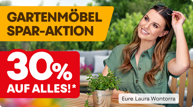 Text: Gartenmöbel Spar-Aktion. 30% auf alles!* Eure Laura Wontorra. Bild: Gartenmöbel, Laura Wontorra sitzt auf einem Gartenstuhl vor einem Gartentisch. 