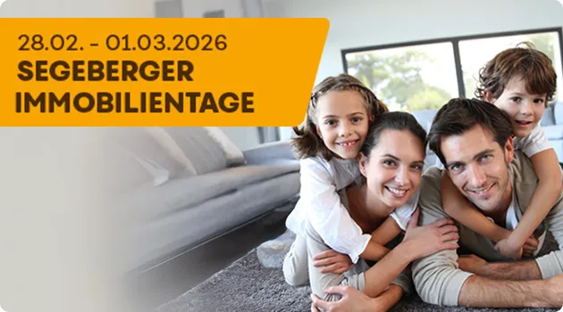 Wohnzimmersituation: Familie liegt auf dem Boden und relaxet. 