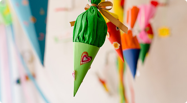 Schultüten in verschiedenen Farben.