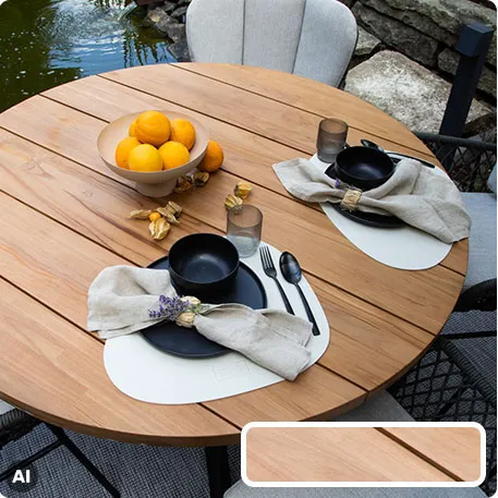 Teak-Tisch auf Terrasse, AI. Nahaufnahme Teak