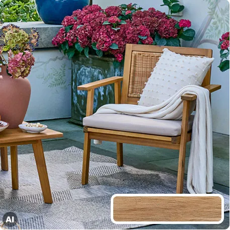 Gartensessel aus Akazie auf Terrasse, AI. Nahaufnahme Akazienholz