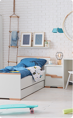 Weißes Bett, Nachtisch mit Holzabsetzungen im Hintergrund im Jugendzimmer
