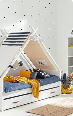 Weißes Hausbett im Jugendzimmer