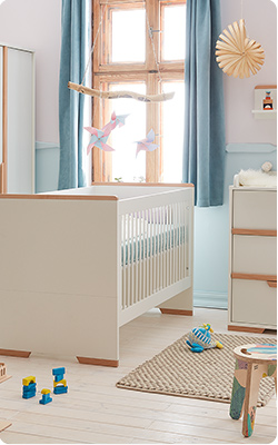 Babyzimmer mit weißem Babybett und Absetzungen in Holzoptik