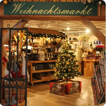 Weihnachtsmarkt von Möbel Kraft in Bad Segeberg mit Tannenbaum und Weihnachtsartikeln