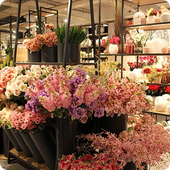 Kunstblumen im Ausstellungsraum von Möbel Kraft