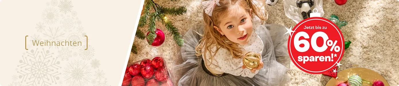 Weihnachten. Mädchen am Weihnachtsbaum mit Weihnachtsbaumschmuck. Text: Jetzt bis zu 50% sparen!*