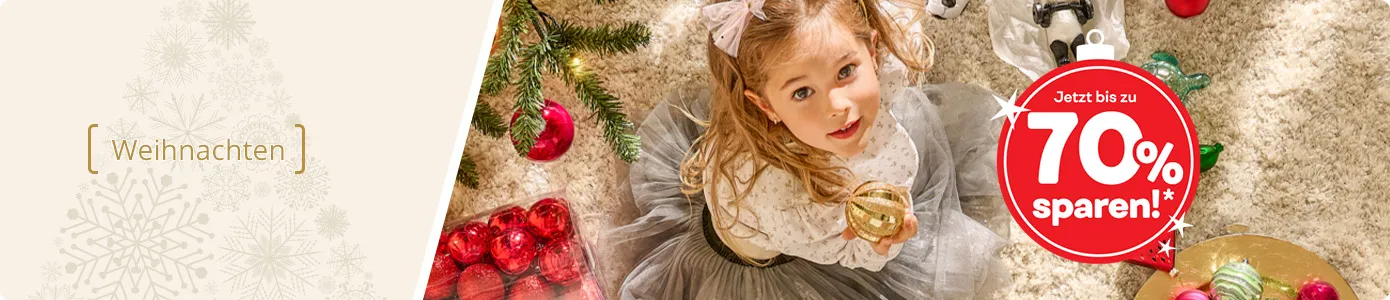 Weihnachten. Mädchen am Weihnachtsbaum mit Weihnachtsbaumschmuck. Text: Jetzt bis zu 70% sparen!*