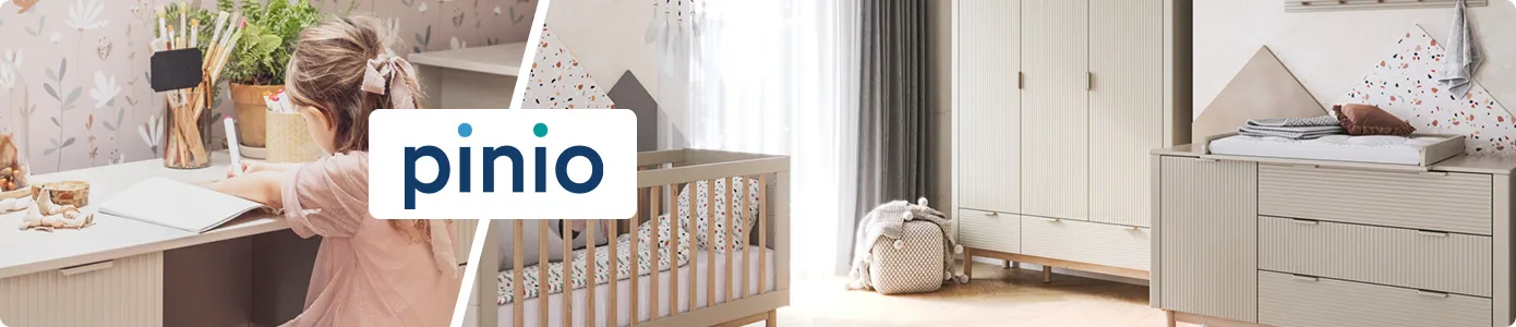 pinio, Babyzimmer mit Gitterbett, Kommode mit Wickelauflage, Kleiderschrank in Kaschmir-Beige mit Massivholz-Absetzungen. Kind am Schreibtisch in Kaschmir