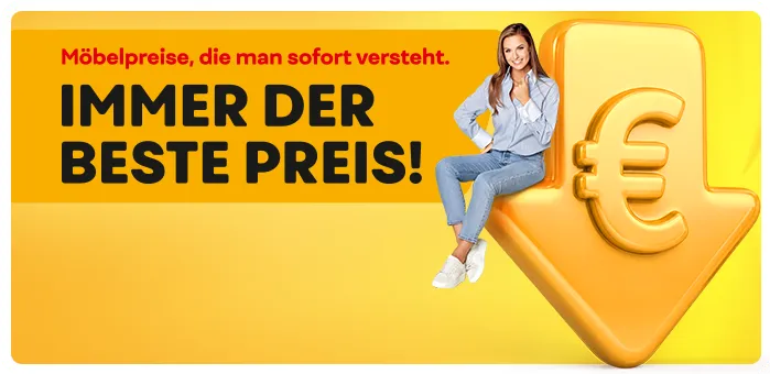 Möbelpreise die man sofort versteht. Immer der beste Preis. Tiefpreis Garantie!* Laura Wontorra sitzt auf einem großen 3D Pfeil mit der Beschriftung "€". Sie hat eine Hand auf die Hüfte gestützt und greift sich mit der anderen an den Kragen.