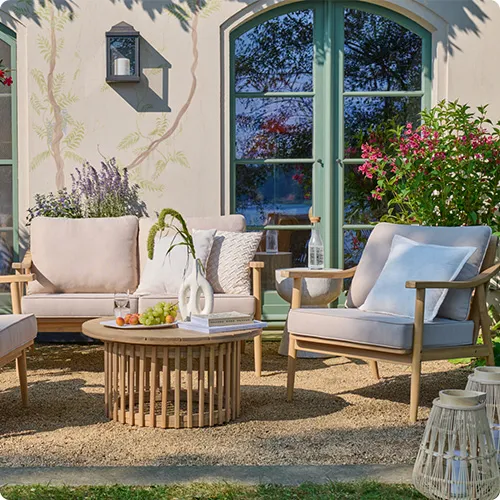 Loungegartenmöbel-Set mit Gartensofa, zwei Gartensesseln & rundem Gartentisch aus Akazienholz, helle Sitzbezüge