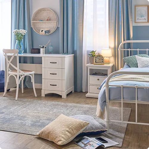 Kinderzimmer mit blauen Wänden und weißen Landhausmöbeln.