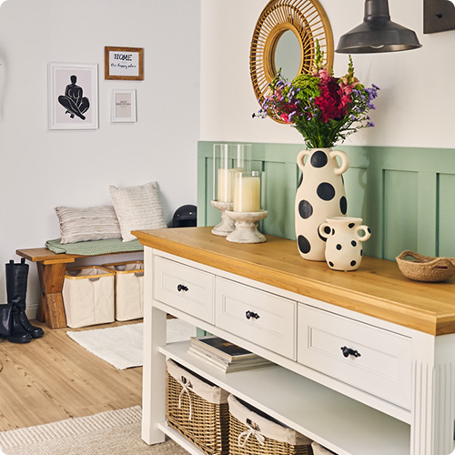 Flur mit Anrichte im Landhausstil in Weiß/Holz, Holzbank und weißem Garderobenpaneel im Landhausstil, Deko