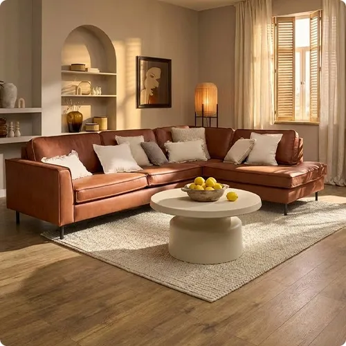 Wohnzimmer mit braunem Ledersofa und rundem Couchtisch in Beige