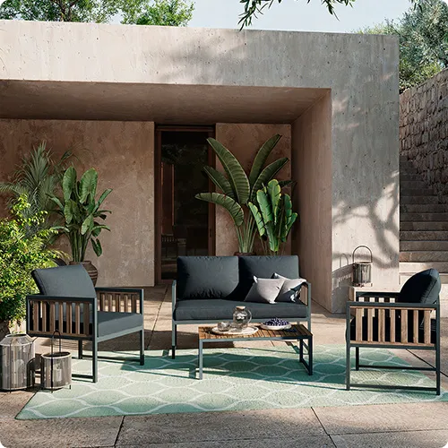 Terrasse mit Loungegruppe bestehend aus 2 Sesseln, Sofa und Tisch 