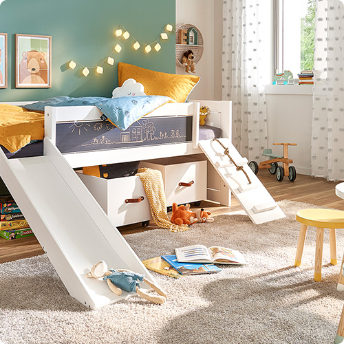 Kinderzimmersituation: Weißes Hochbett mit Rutsche und Kletteraufstieg mit Seil
