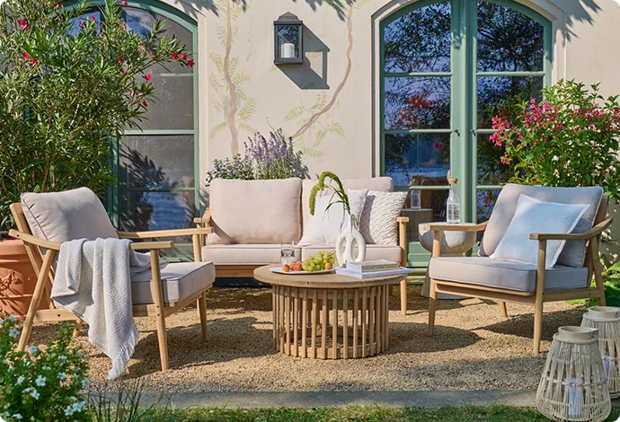 Loungegartenmöbel-Set mit Gartensofa, zwei Gartensesseln & rundem Gartentisch aus Akazienholz, helle Sitzbezüge