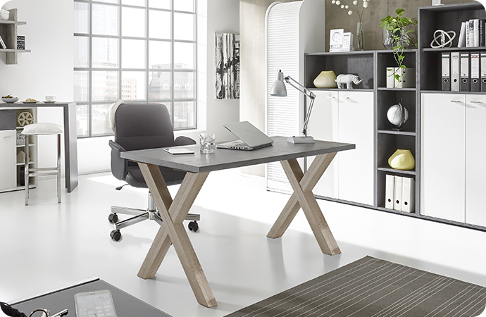 Büro mit Schreibtisch, dieser mit Tischplatte in Betonoptik und X-Gestell in Holzoptik, grauer Bürostuhl, Büromöbel in Weiß und Betonoptik