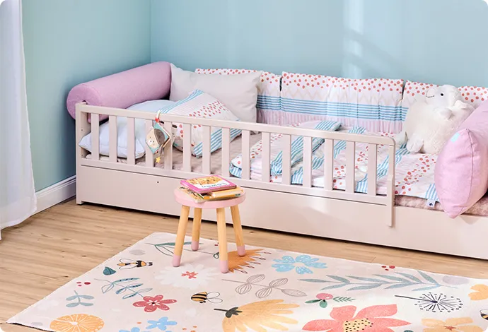 Kinderzimmer mit beigem Bodenbett, Teppich mit Blumenmuster