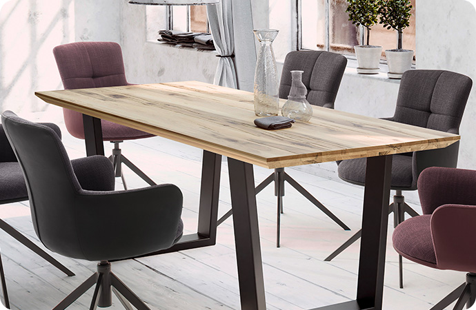 Esszimmer mit Esstisch aus Holz und Gestell aus schwarzem Metall, Polsterstühle 