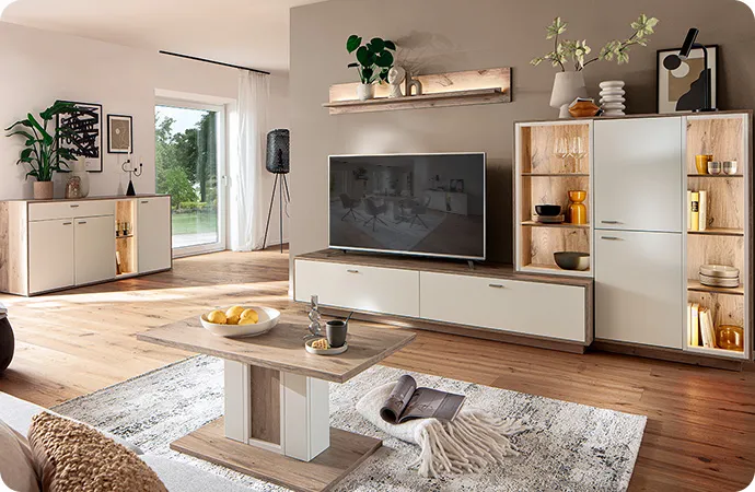 Wohnzimmer mit Sideboard, Wohnwand, Couchtisch in Holzoptik und Weiß, Möbel beleuchtet, Deko