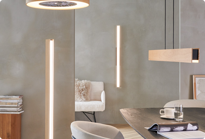 Esszimmer mit Pendelleuchte über Tisch, Wandleuchte, Stehleuchte und Deckenleuchte.