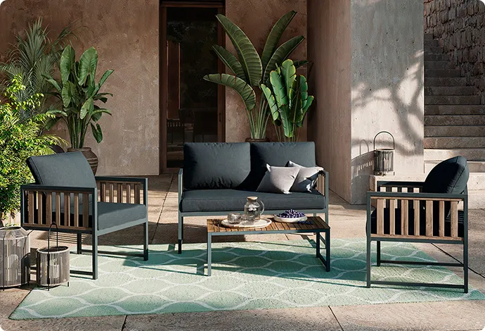 Terrasse mit Loungegruppe bestehend aus 2 Sesseln, Sofa und Tisch 