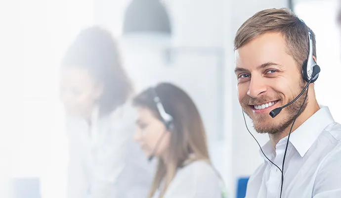 Mann mit Headset auf dem Kopf