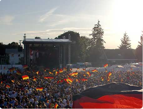 Möbel Kraft Arena bei der Fußball-Übertragung mit vielen fahnenschwenkenden Fans