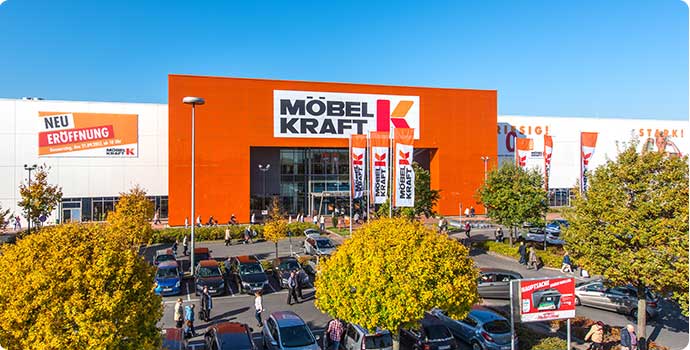 Außenaufnahme vom Einrichtungshaus Möbel Kraft in Berlin Marzahn