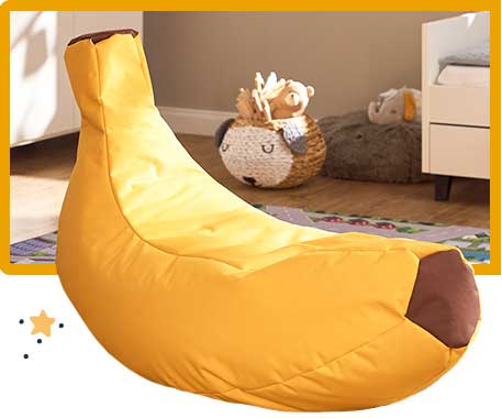 Gelber Sitzsack in Form einer Banane im Kinderzimmer