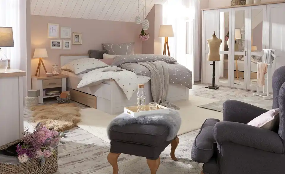 Bett mit 2 Nachtkommoden, in Wohnsituation