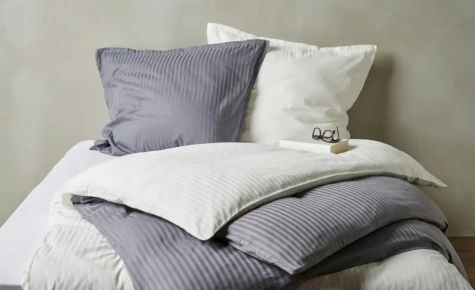 como Damast-Bettwäsche, in Wohnsituation