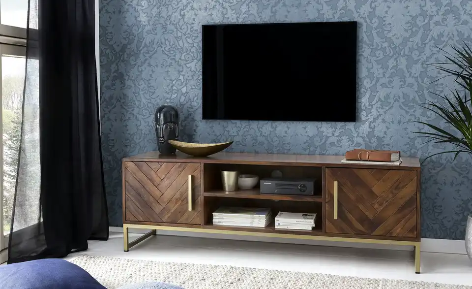 TV- Lowboard aus Massivholz, in Wohnsituation