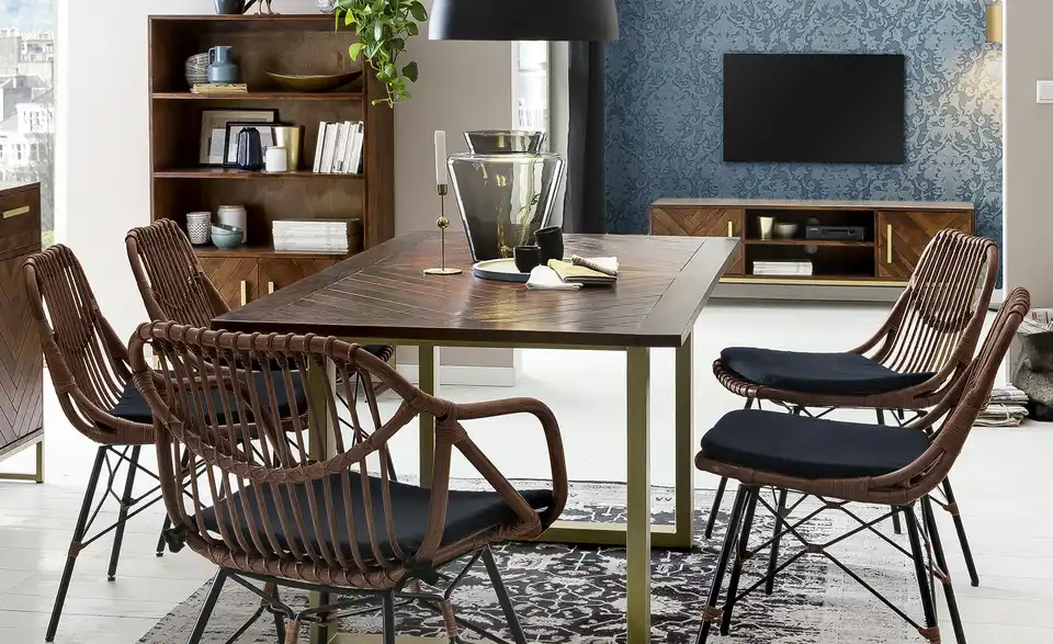 TV- Lowboard aus Massivholz, in Wohnsituation