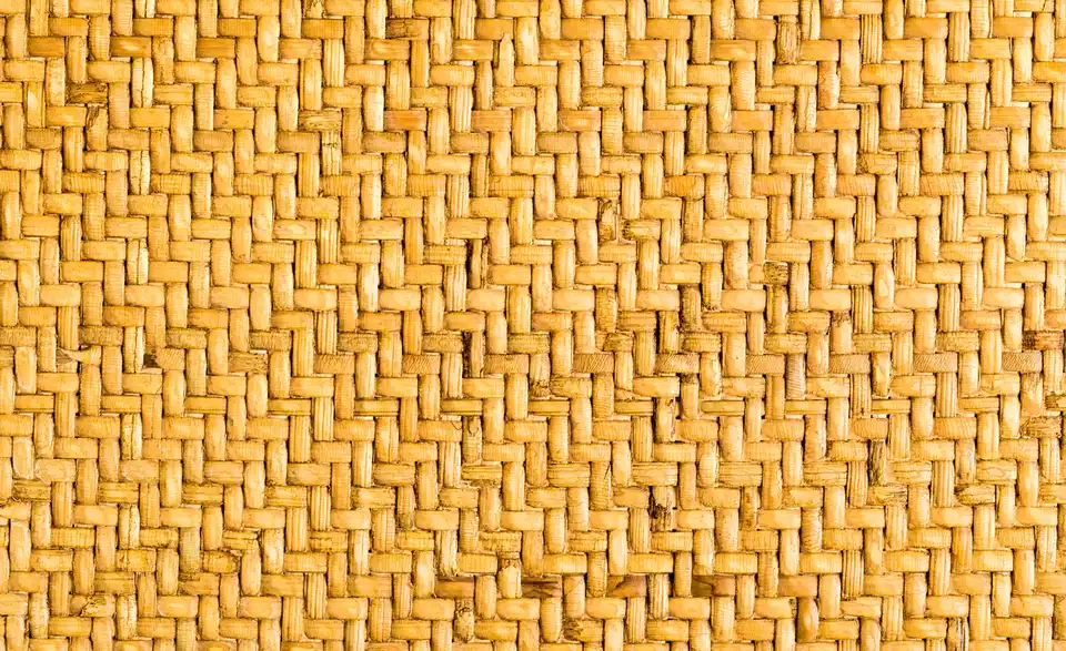 Holz-Stuhl mit Rattan-Sitzfläche in Antikoptik, Stoffstruktur