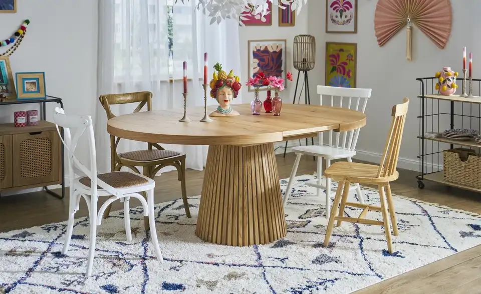 Holz-Stuhl mit Rattan-Sitzfläche in Antikoptik, in Wohnsituation