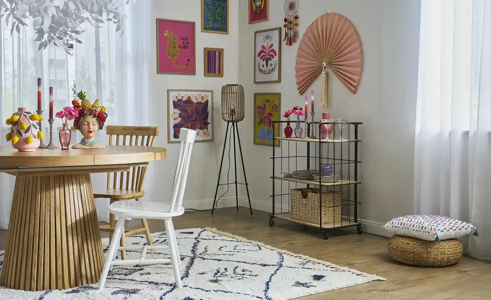 Holz-Stuhl mit Rattan-Sitzfläche in Antikoptik, in Wohnsituation