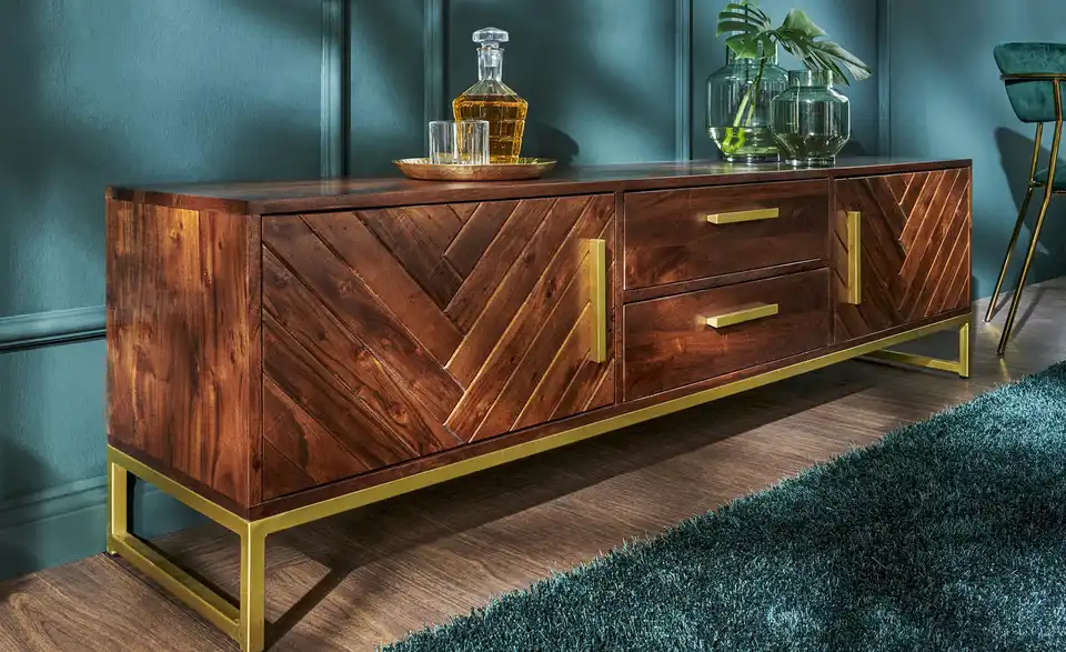 TV-Board aus Massivholz, in Wohnsituation