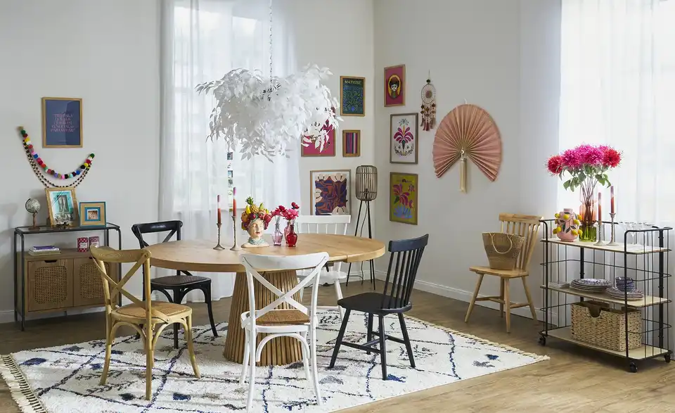 Rattan-Bistrostuhl in Antikoptik, in Wohnsituation
