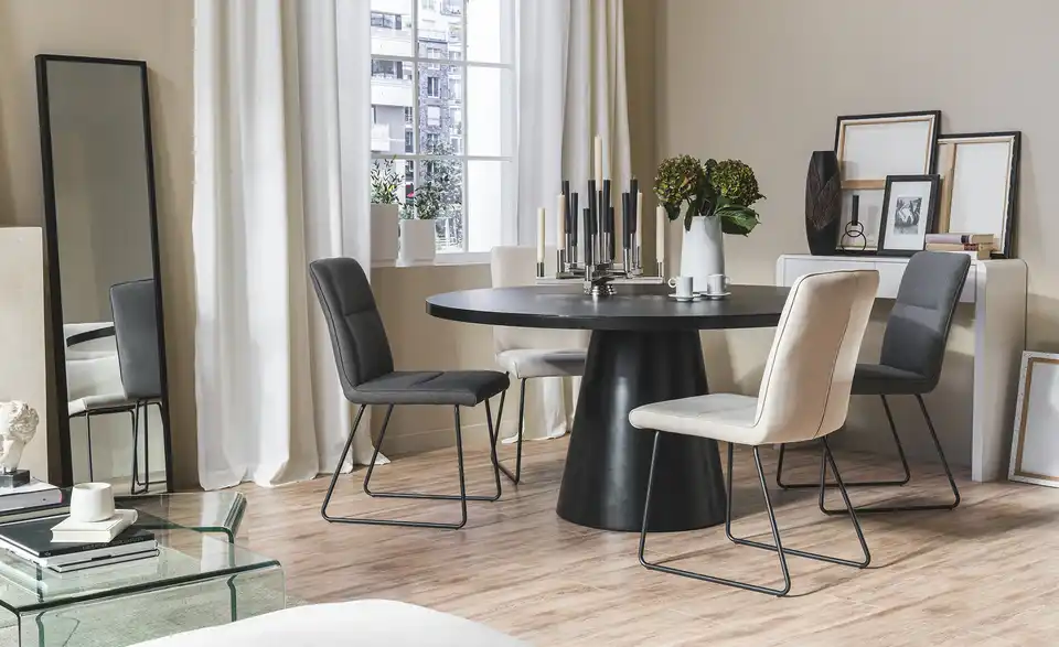 Esstisch mit Glastischplatte, in Wohnsituation