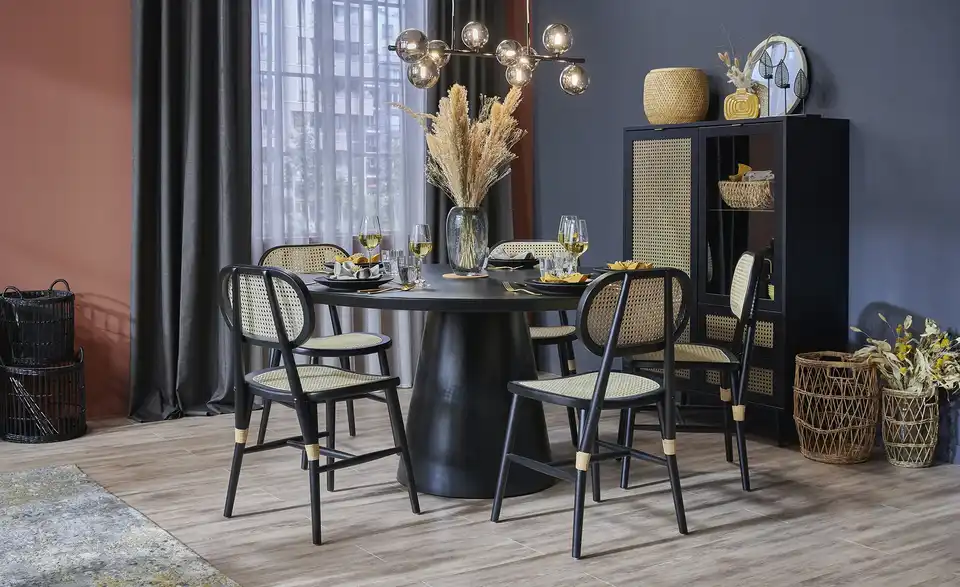 Esstisch mit Glastischplatte, in Wohnsituation