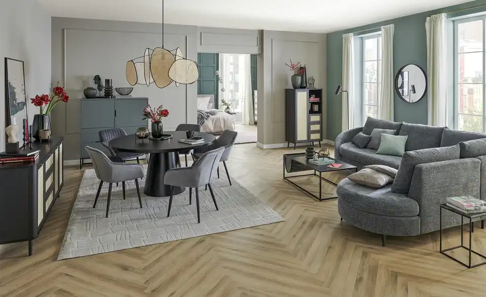 Esstisch mit Glastischplatte, in Wohnsituation